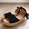 Sommerliche Plateau-Sandalen mit Schnürung