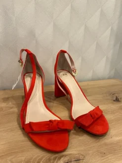 Sommerliche Sandalen mit Absatz