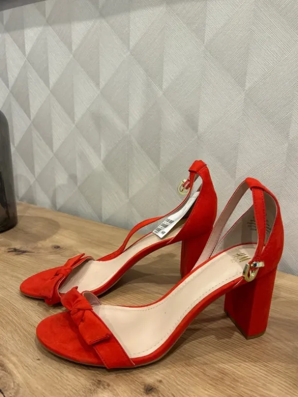 Sommerliche Sandalen mit Absatz