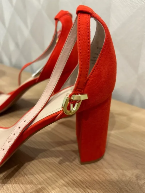 Sommerliche Sandalen mit Absatz