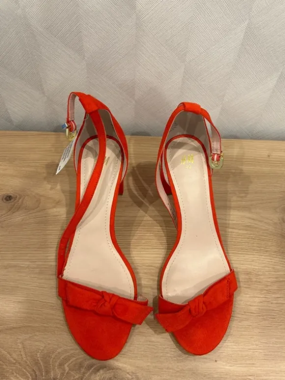 Sommerliche Sandalen mit Absatz