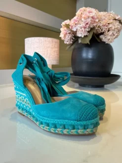 Sommerliche Wedges in Türkis