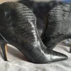 Stiefeletten aus geprägtem Leder
