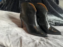 Stiefeletten aus geprägtem Leder