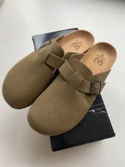 Stijlvolle beige/khaki suèdelook clogs mat 44 Just Emporio