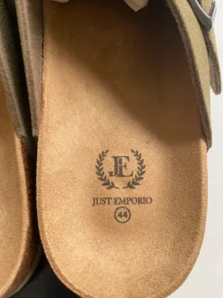 Stijlvolle beige/khaki suèdelook clogs mat 44 Just Emporio