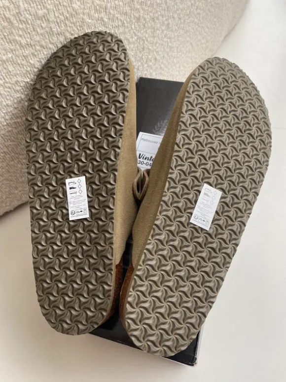 Stijlvolle beige/khaki suèdelook clogs mat 44 Just Emporio