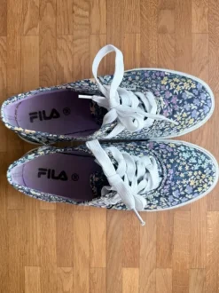 Stoffschuhe von Fila mit Blümchen-Muster, Größe 38