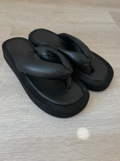 Stradivarius Platform Flip Flops 38