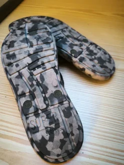 Superdry Flip-Flops Schwarz Camo mit Logo – Gr. 44