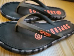 Superdry Flip-Flops Schwarz Camo mit Logo – Gr. 44