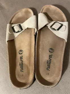 Superschöne Wildlederoptik-Sandalen von Natura in 41
