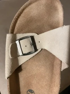 Superschöne Wildlederoptik-Sandalen von Natura in 41