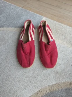 TOMS Espadrilles / Slipper – Rot mit Streifen