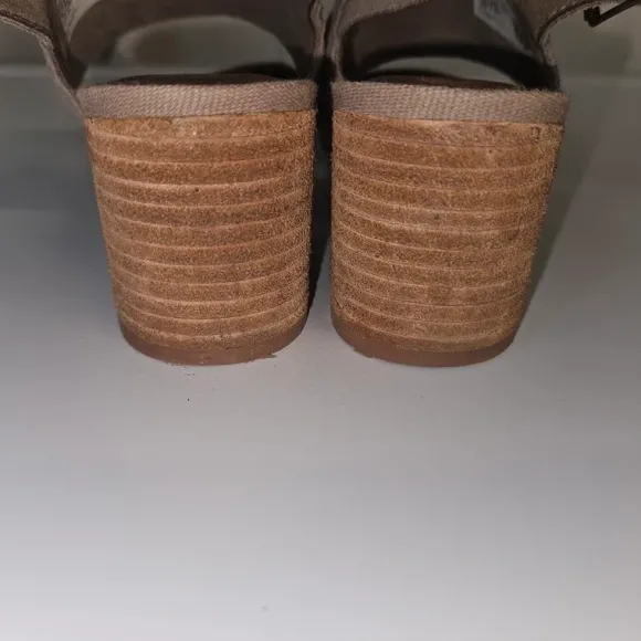 TOMS Poppy Sandalen mit Blockabsatz aus neutralem, beigem Wildleder