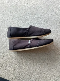 Toms schwarz