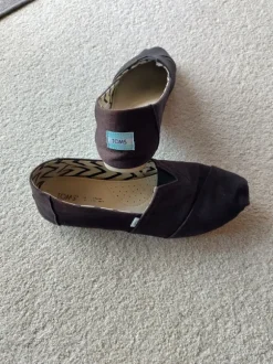 Toms schwarz