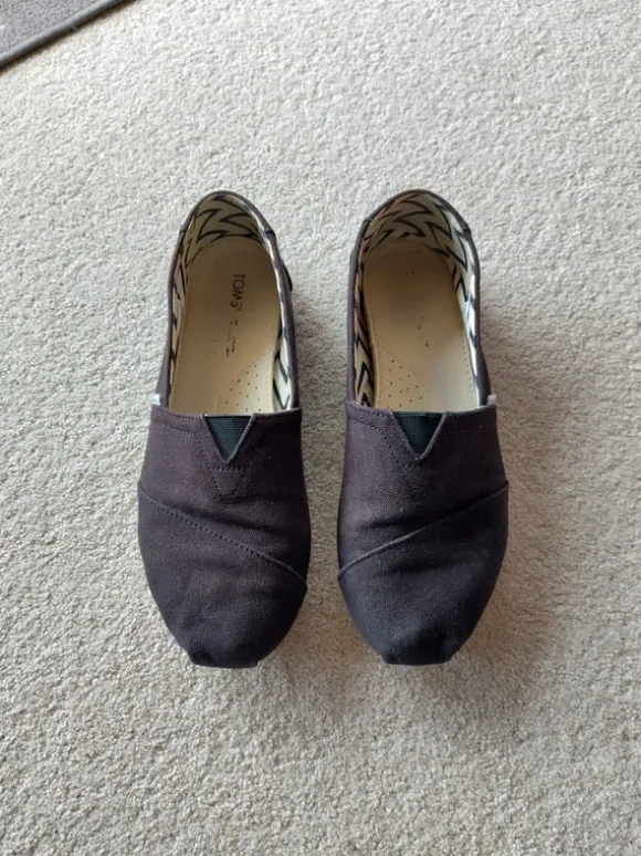 Toms schwarz