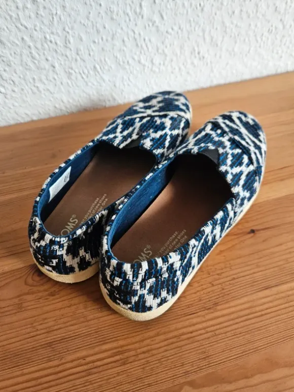 Toms Stoffschuhe mit blauem Muster Gr. 37