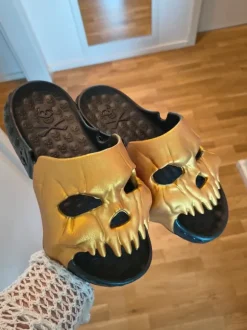 Totenkopf Schädel Slipper Schlappen Slides Sandalen Badenlatschen 43