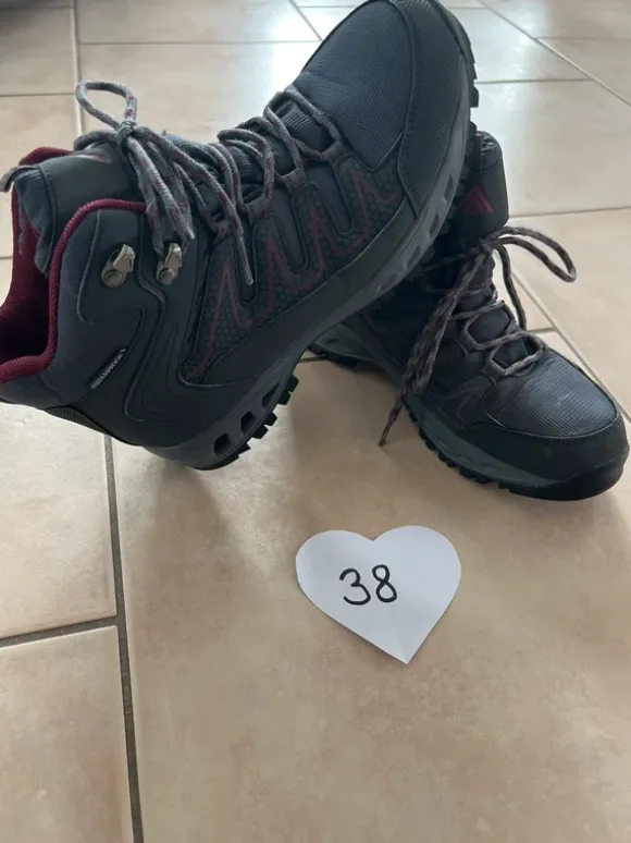 Trekkerschuhe nagelneu