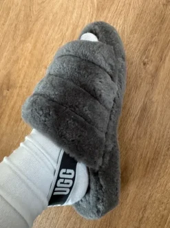 UGG Fluff Yeah Slides in Grau