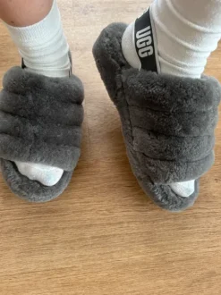 UGG Fluff Yeah Slides in Grau