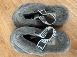 UGG Fluff Yeah Slides in Grau