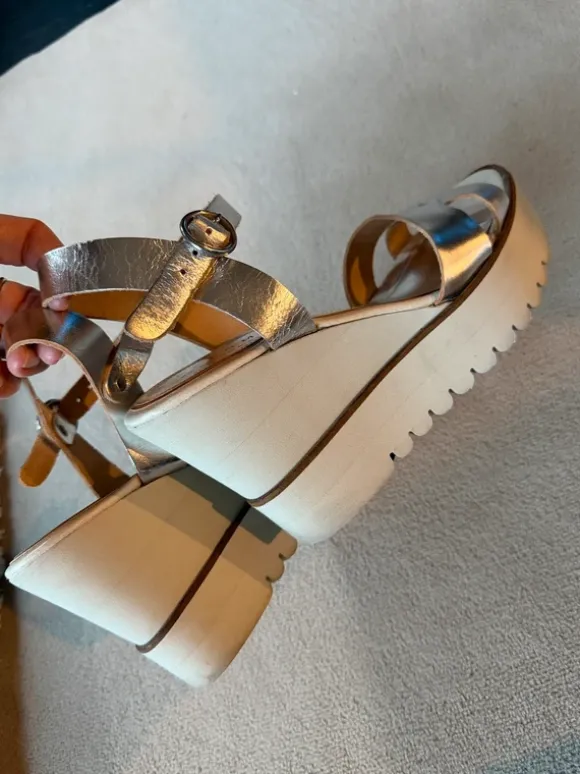 Ultraleichte Wedges Riemchensandale in Silber / Weiß 38,5