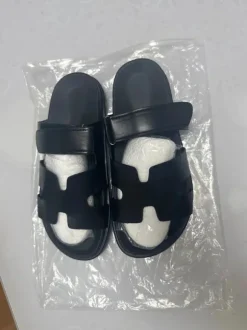 Ungetragene Sandalen