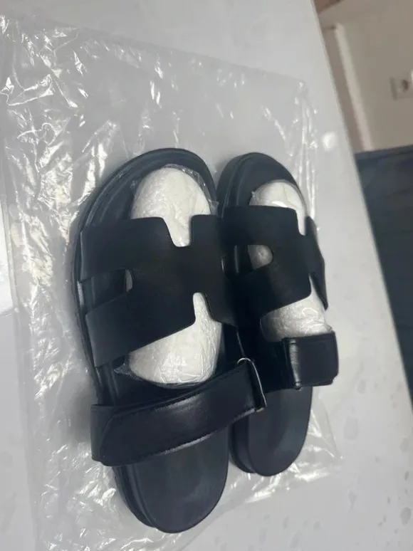 Ungetragene Sandalen
