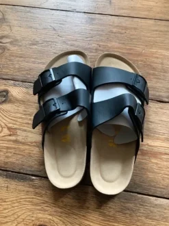 ungetragene Sandalen