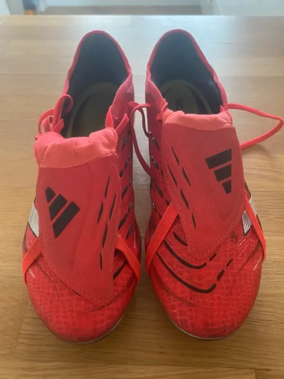 Voetbal schoenen. Adidas predator