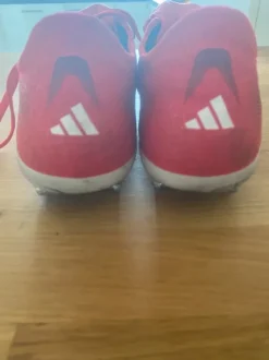 Voetbal schoenen. Adidas predator