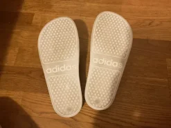 Weiße Adiletten