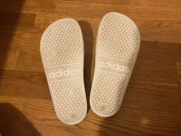 Weiße Adiletten