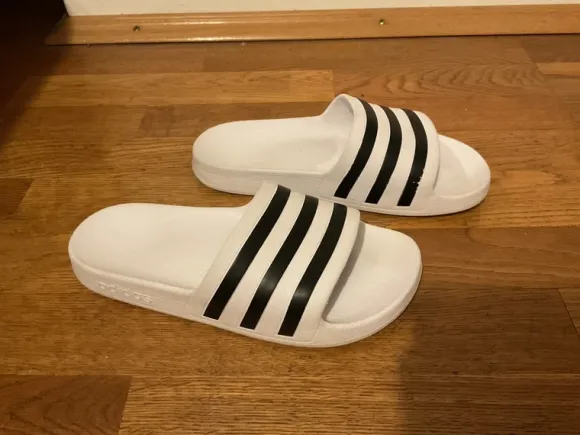Weiße Adiletten