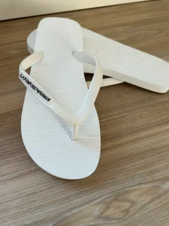 Weiße Flipflops von Emporio Armani