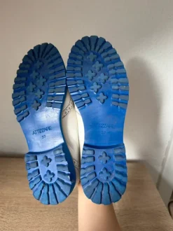 Weiße Leder-Loafer mit blauen Details