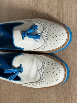 Weiße Leder-Loafer mit blauen Details