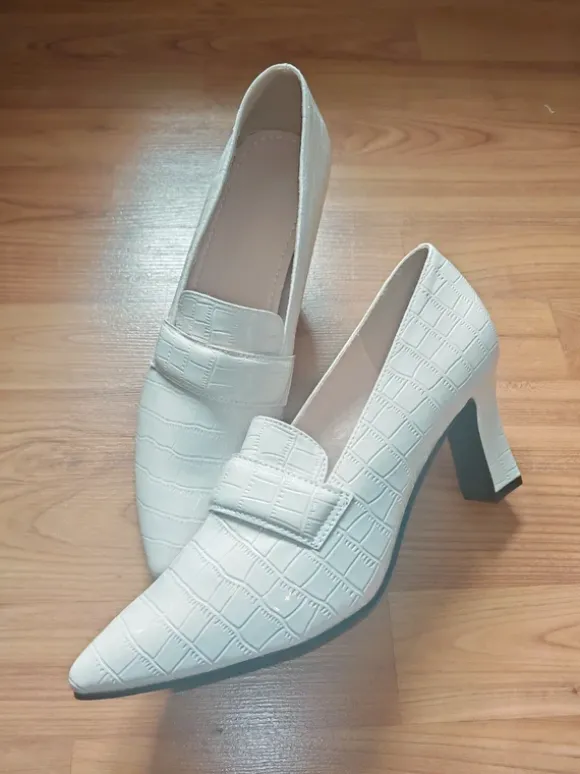 Weiße Pumps