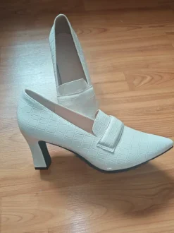 Weiße Pumps