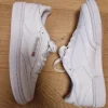 Weiße Reeboks