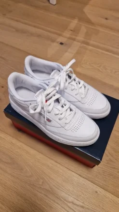 Weiße Reeboks