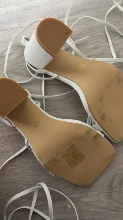 Weiße Schnürsandaletten mit Blockabsatz 👡
