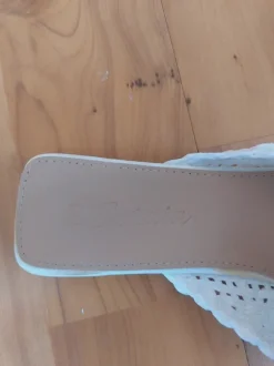 Weiße Slipper