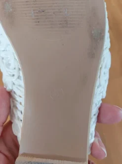 Weiße Slipper