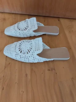 Weiße Slipper