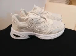 Weiße Sneaker