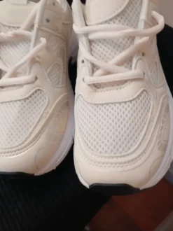 Weiße Sneaker